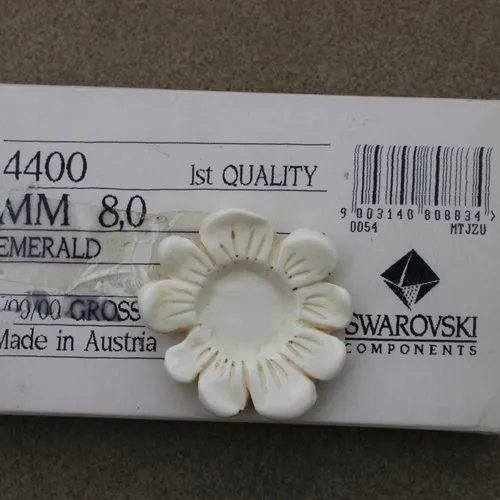 1 cabochon carré swarovski de 8 mm emeraude (4400)