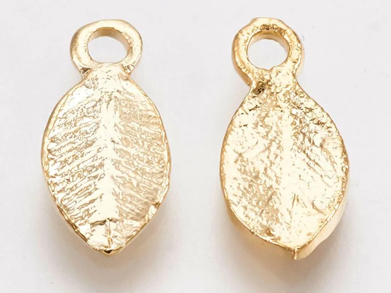 Ajoutez une touche de doré avec cette breloque feuille doré à l'or fin