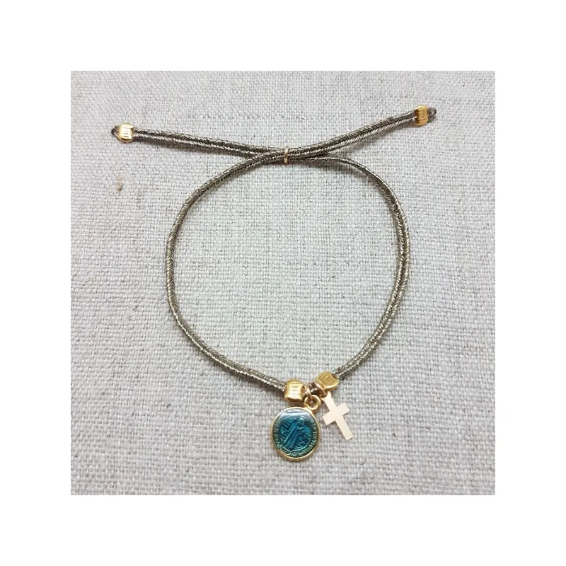 bracelet lien fin doré et breloque croix et médaille colorée 