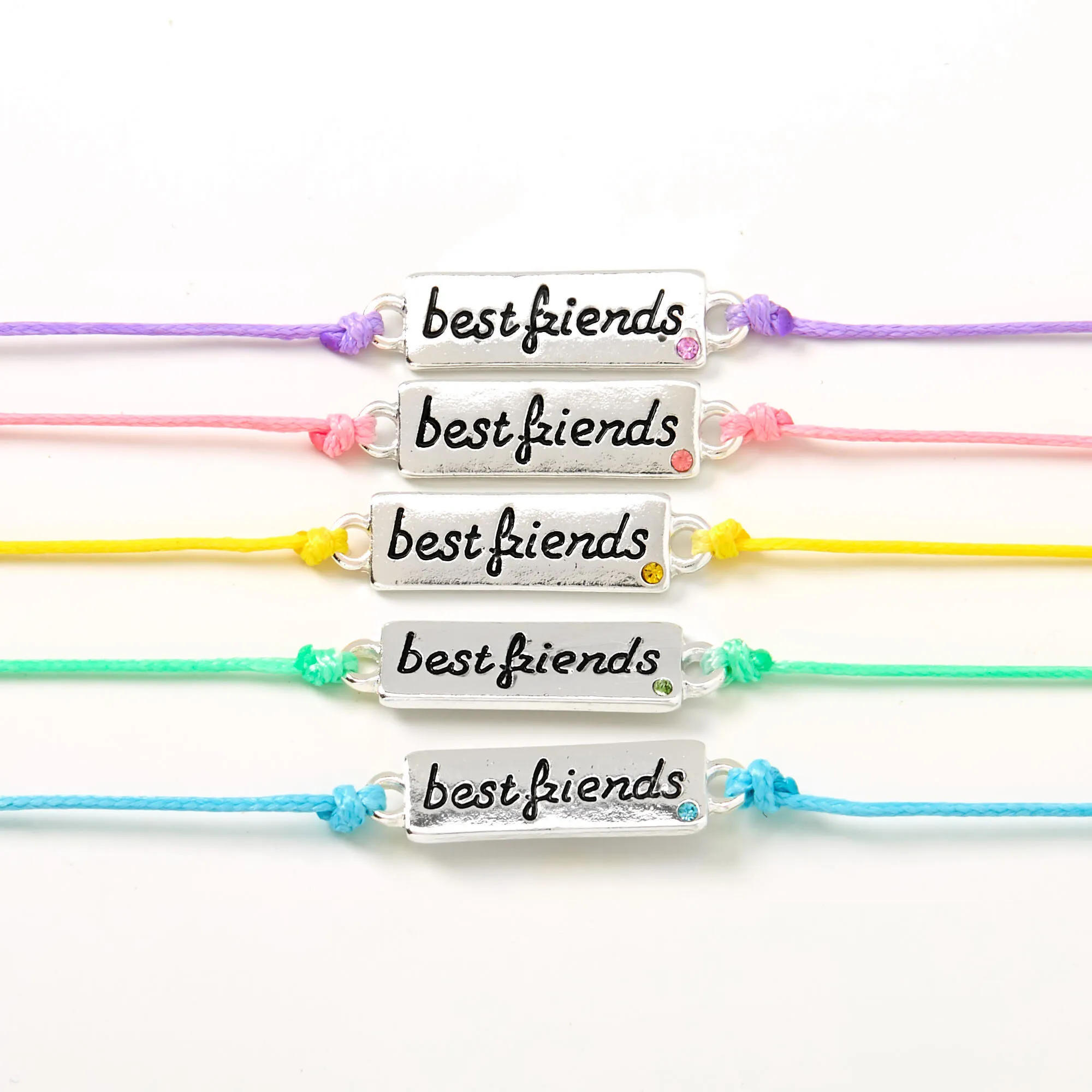 Bracelets d’amitié réglables plaques métalliques aux tons pastel - Lot de 5
