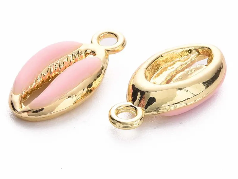 Craquez pour cette breloque émaillée et dorée coquillage cauri rose !