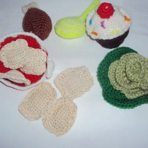Dinette au crochet cuisse poulet raviolis salade