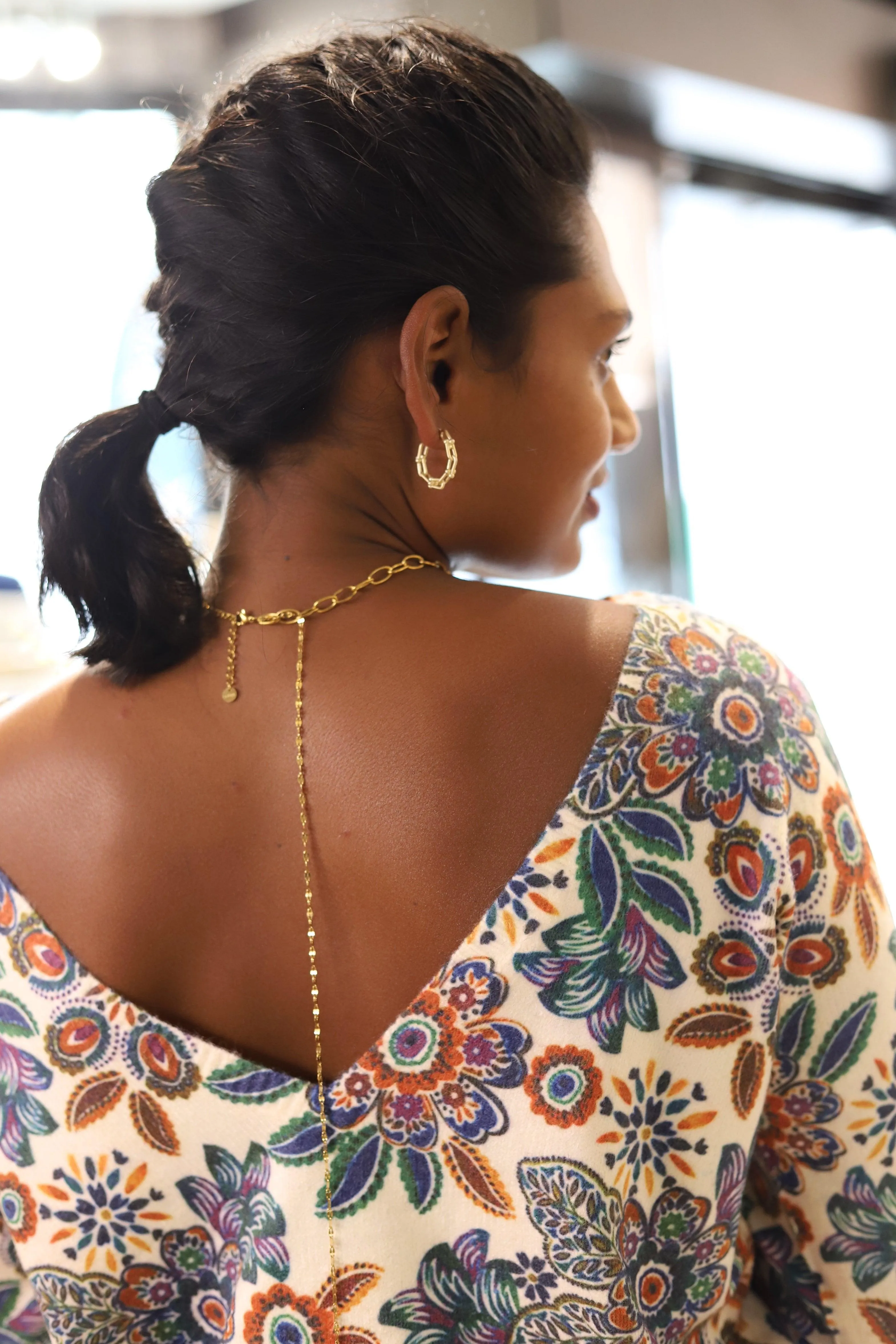 Pull Imprimé avec Dos Ouvert – L'Audace Sophistiquée